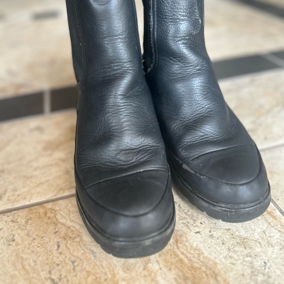 Timberland Black  Leather Chunky Heel Boots. 8 - Picture 3 of 6